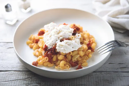 Pasta con stracciatella e pomodorini