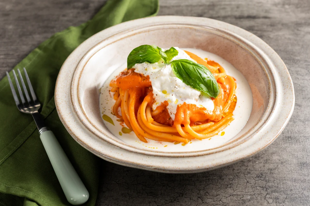 Pasta con salsa di pomodorini e stracciatella