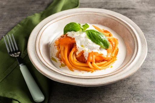 Pasta con salsa de tomatitos y stracciatella