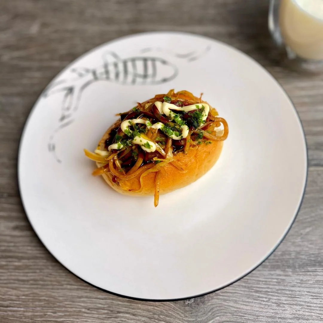 Panino giapponese ripieno di noodles saltati (yakisoba pan)