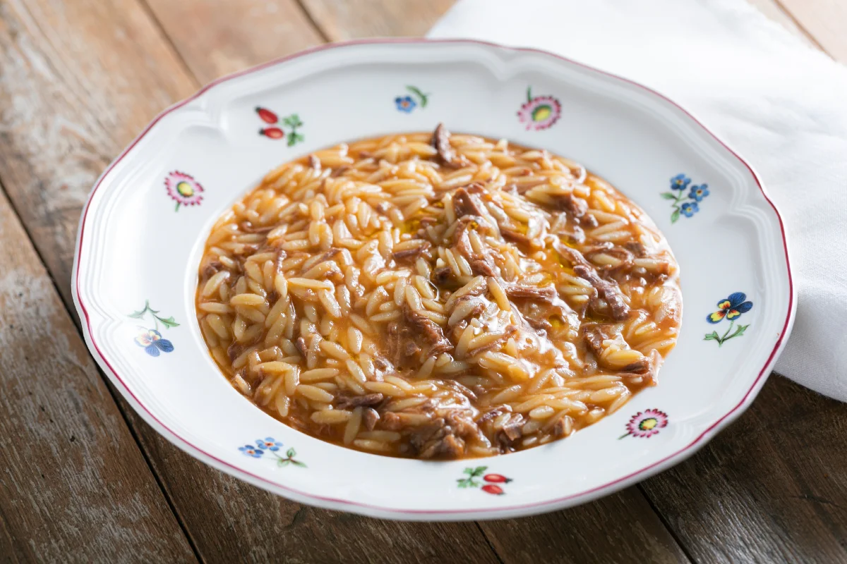 Pasta en caldo de carne