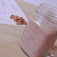 Frullato al cioccolato con banana e cocco