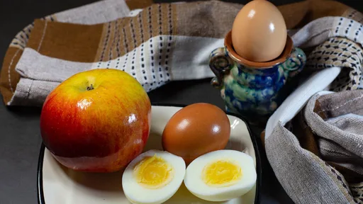 Gekochte Eier und Äpfel