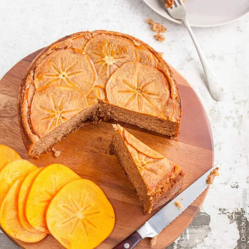 Tarta tatín de caqui con sirope de arce y nueces