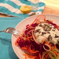 Espaguetis vegetales de colores con aliño de yogur y limón