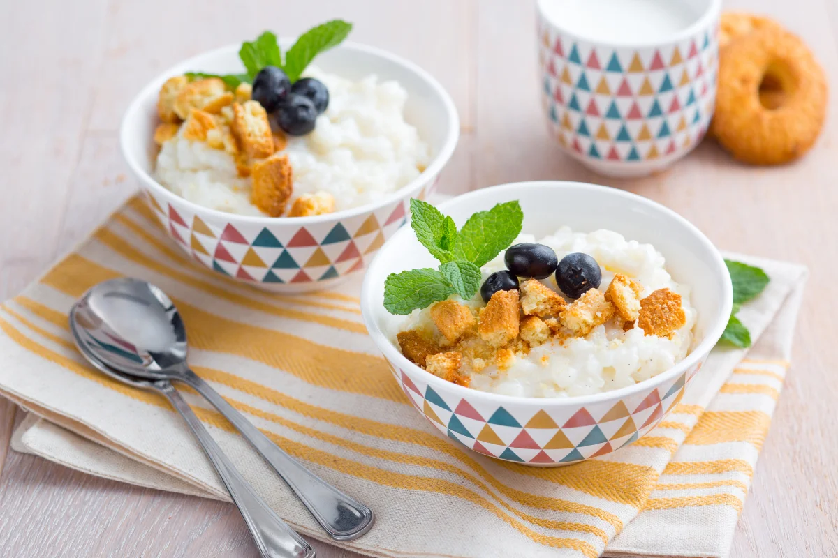 Rice pudding with biscuits