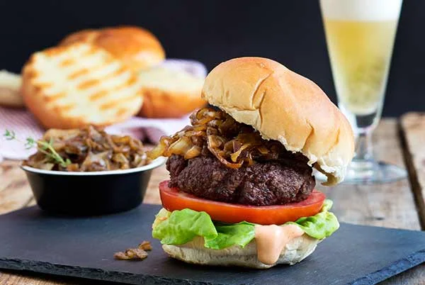 Hamburguesas de costilla de res con cebolla caramelizada