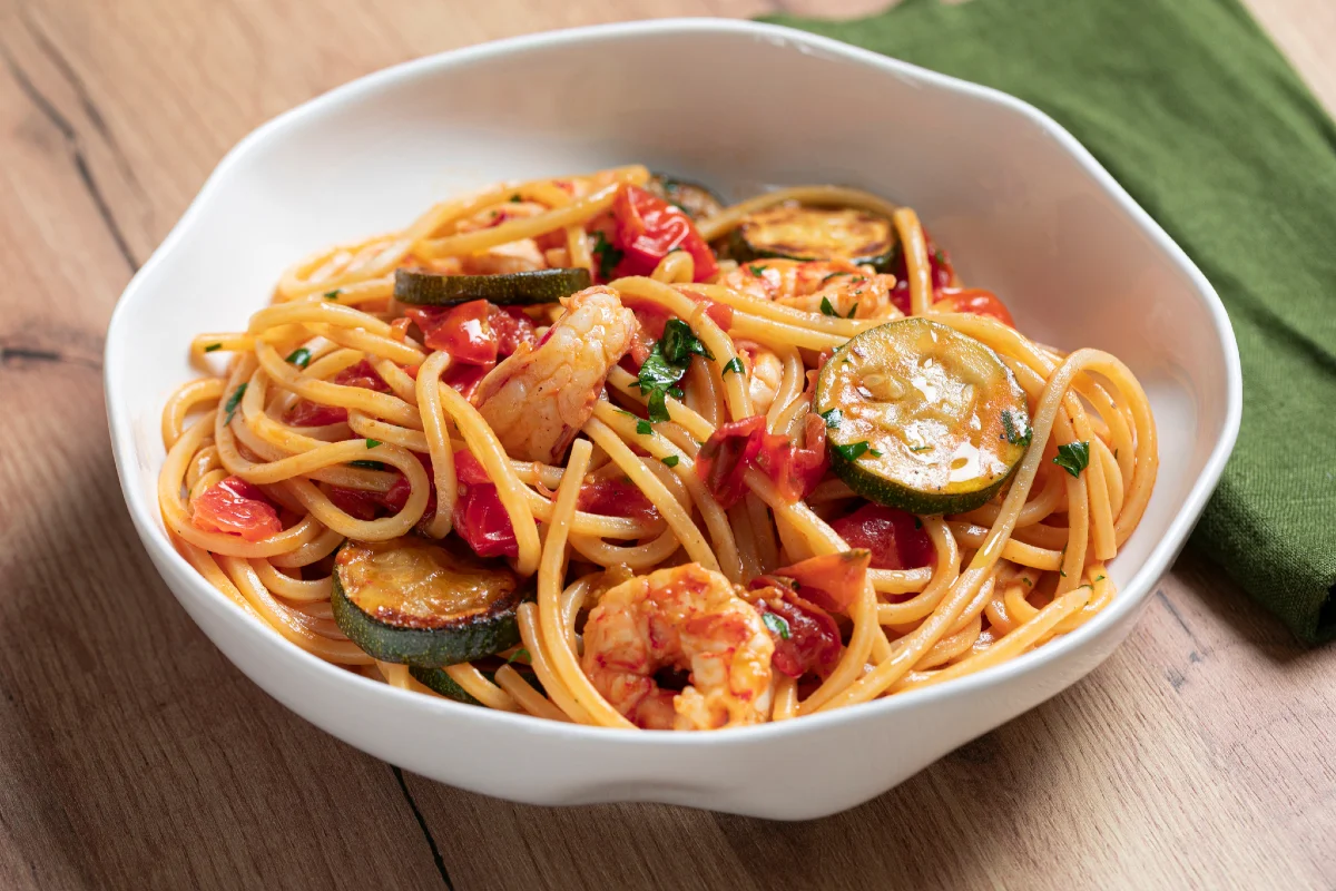 Pasta con calabacines, gambas y tomates cherry