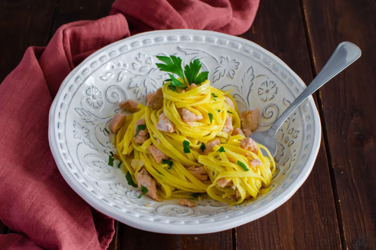 Salmon tagliolini