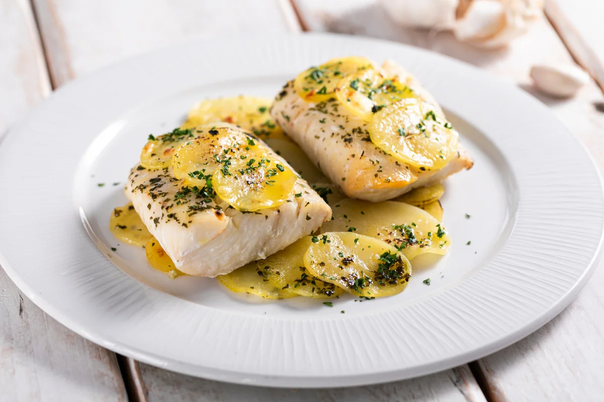 Merluza al horno con patatas