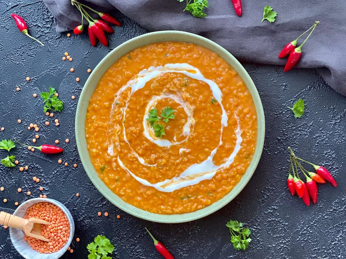Zuppa di lenticchie rosse al latte di cocco