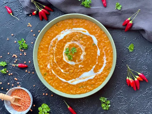 Rote Linsensuppe mit Kokosmilch