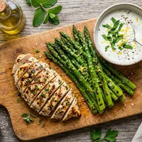 Poulet grillé aux asperges vertes et sauce au yaourt et au citron
