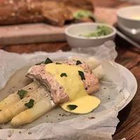 Asparagus with salmon from the oven with super quick homemade Hollandaise sauce