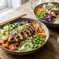 Ensalada asiática de pollo con sésamo y edamame