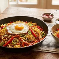 Bami goreng with vegetables and egg