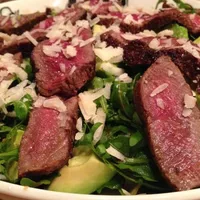 Steak salad with arugula and avocado