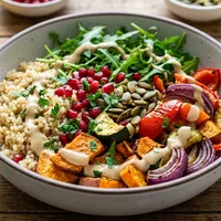 Bol de verduras asadas con quinoa y salsa de tahini