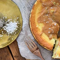 Divine cheesecake with salted caramel (dulce de leche)