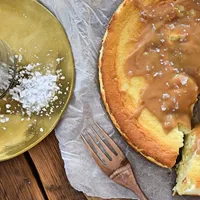 Divine cheesecake with salted caramel (dulce de leche)