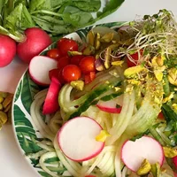Green/red salad with a bite
