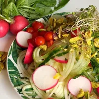 Green/red salad with a bite