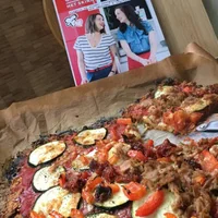 Delicious oatmeal pizza with tuna & zucchini