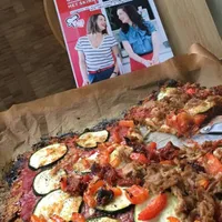 Delicious oatmeal pizza with tuna & zucchini