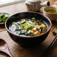 Klassieke miso soep met tofu en zeewier
