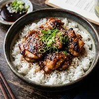 Riso teriyaki appiccicoso con pollo e sesamo