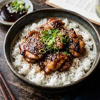 Kleverige teriyaki rijst met kip en sesam