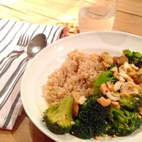Déjeuner super sain et délicieux : freekeh, avocat et concombre