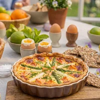 Lentekleurige quiche met zalm en asperges