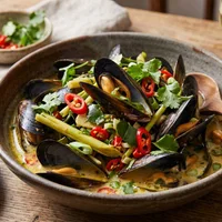 Moules au lait de coco, à la citronnelle et au piment rouge