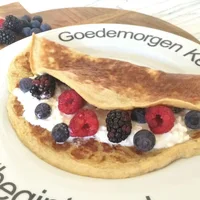 Breakfast omelet wrap with fresh fruit & Hüttenkäse