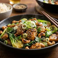 Poulet épicé aux noix de cajou et au pak choï