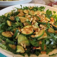 Salade de roquette aux courgettes et aux tomates séchées