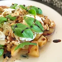Salade caprese aux pêches sauvages et vinaigrette au miel et au balsamique