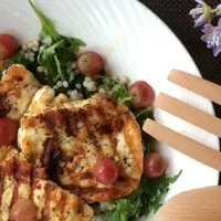 Salad with pearl couscous, halloumi and grapes