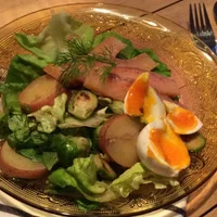 Salad with Brussels sprouts, smoked salmon and egg