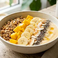 Smoothie bowl with tropical fruit and crunchy toppings