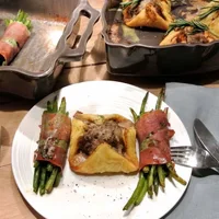 Green bean parcels with spicy Beef Wellington