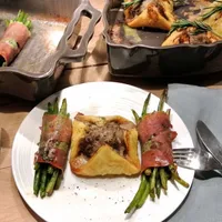Green bean parcels with spicy Beef Wellington