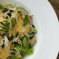Summerproof salad with avocado and mint-tea chicken