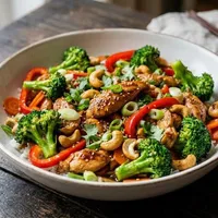 Wok with chicken, cashews and vegetables
