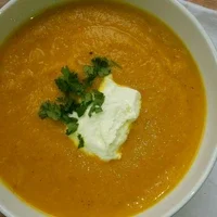Carrot soup with curry paste and coriander
