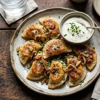 Zelfgemaakte pierogi met aardappel en kaas