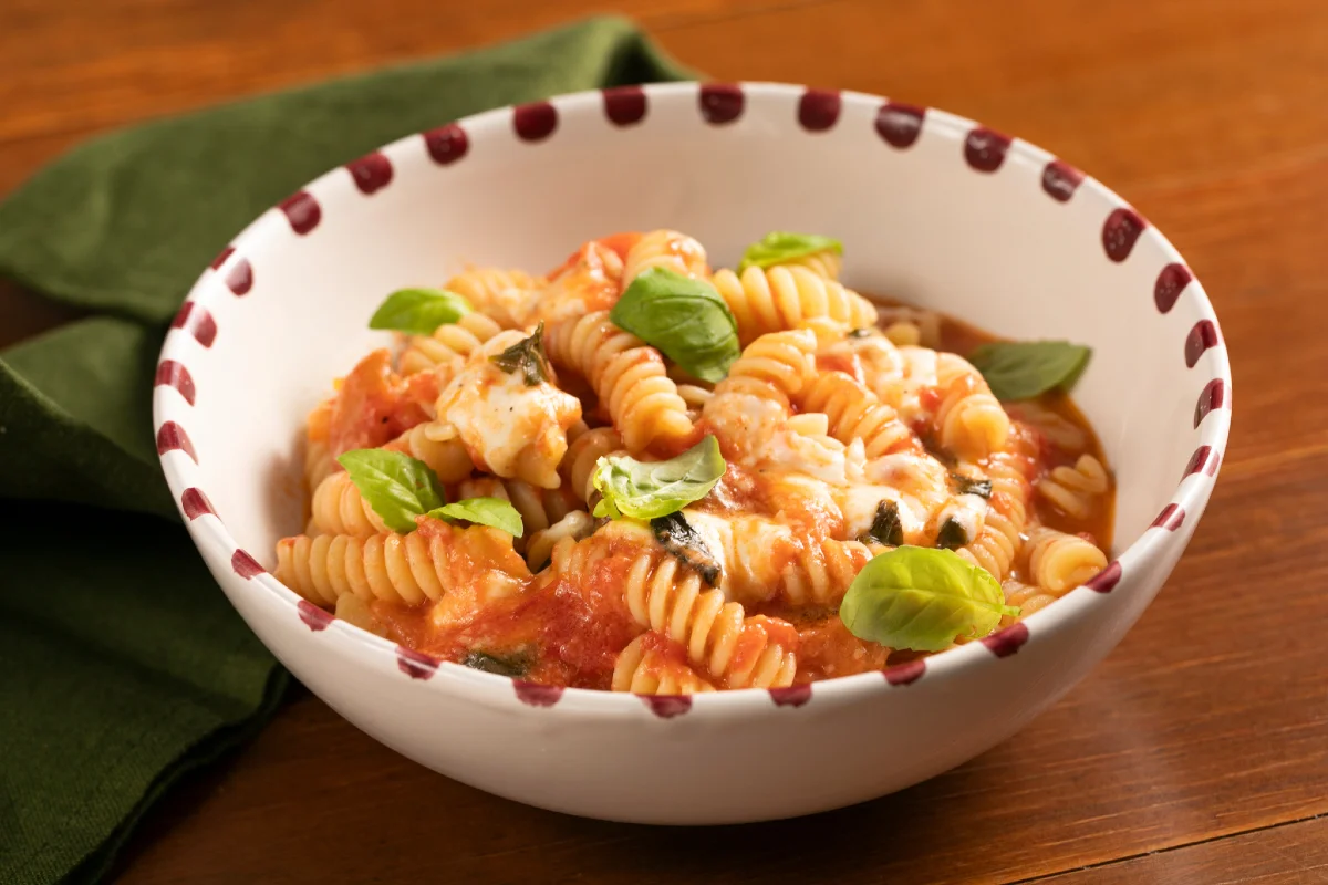 Pasta con tomate y mozzarella