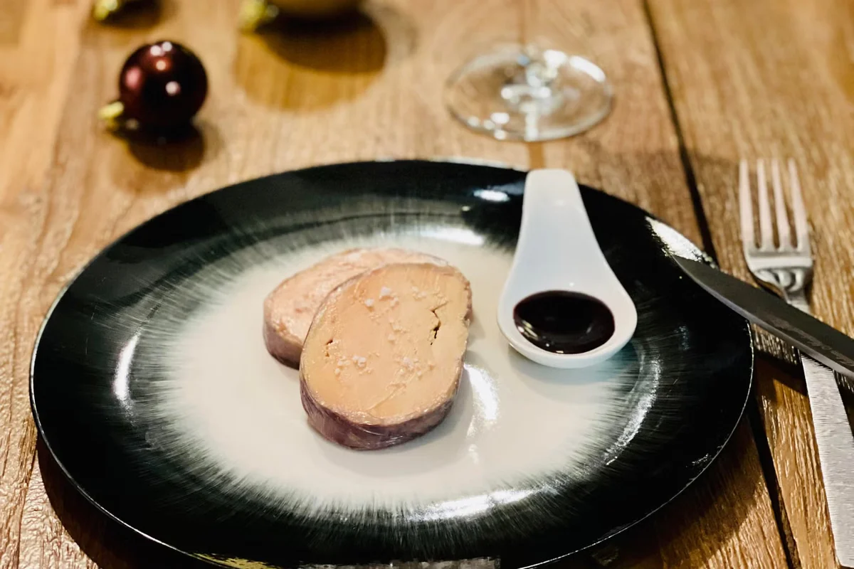 Foie Gras de Canard Poché au Vin Chaud