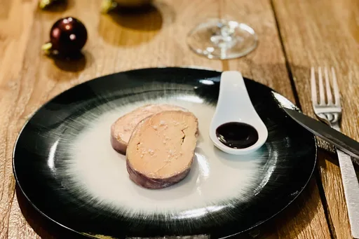 Foie Gras de Canard Poché au Vin Chaud